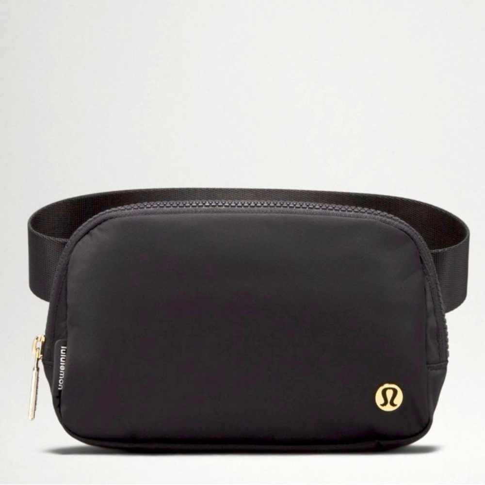 Lululemon Everywhere Belt Bag black New NWT.
